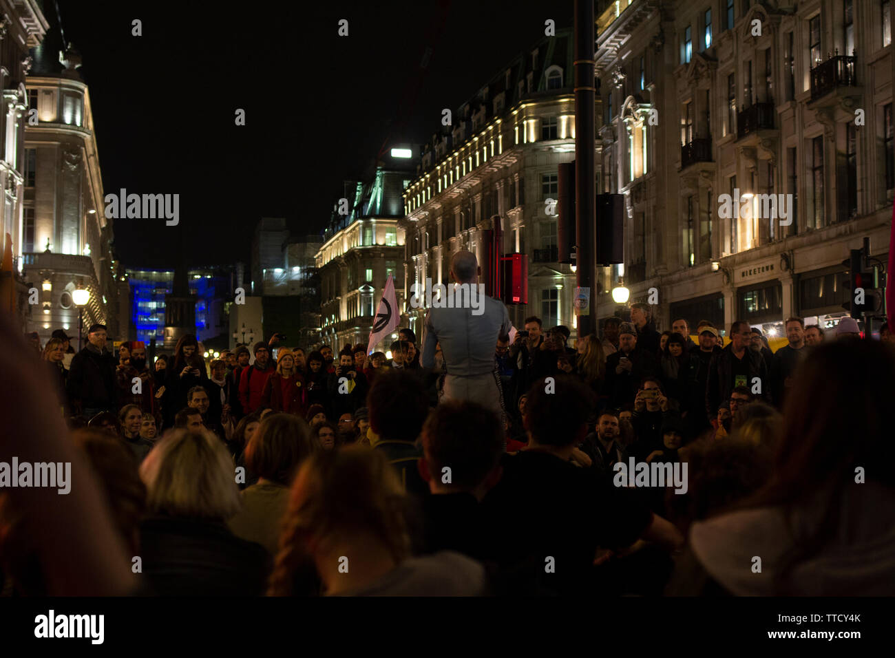 I dimostranti di estinzione della ribellione assumerà Oxford Circus con una barca a Londra come forma di protesta contro il cambiamento climatico e il governo Foto Stock