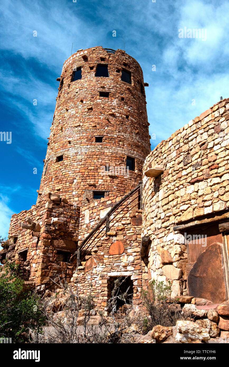 Grand Canyon deserto vista torre di avvistamento edificata nel 1932 è situato sul lato est del villaggio su una bella mattina di aprile offrendo viste a 360 gradi. Foto Stock