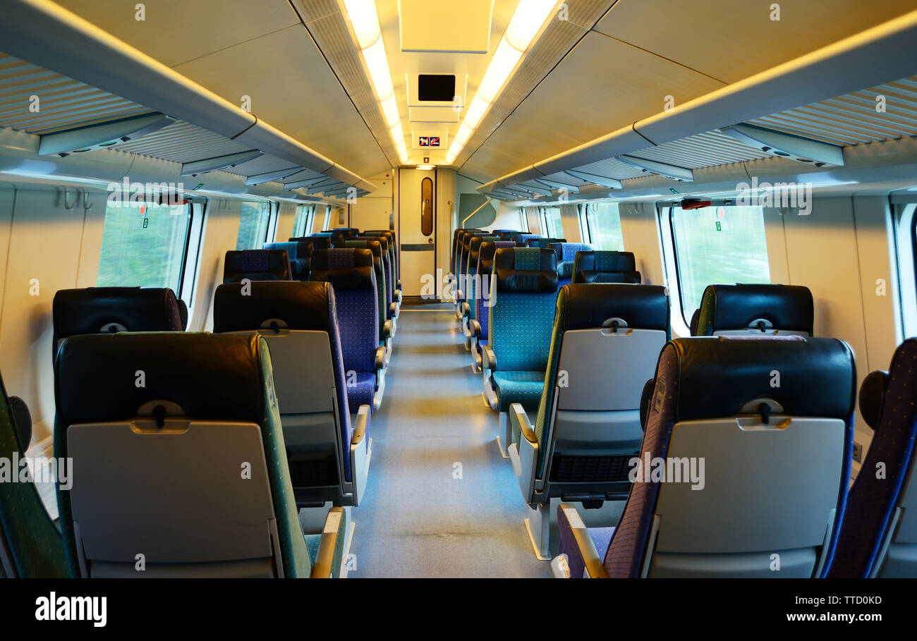 Interno di un vuoto di un treno ad alta velocità vettura Foto Stock