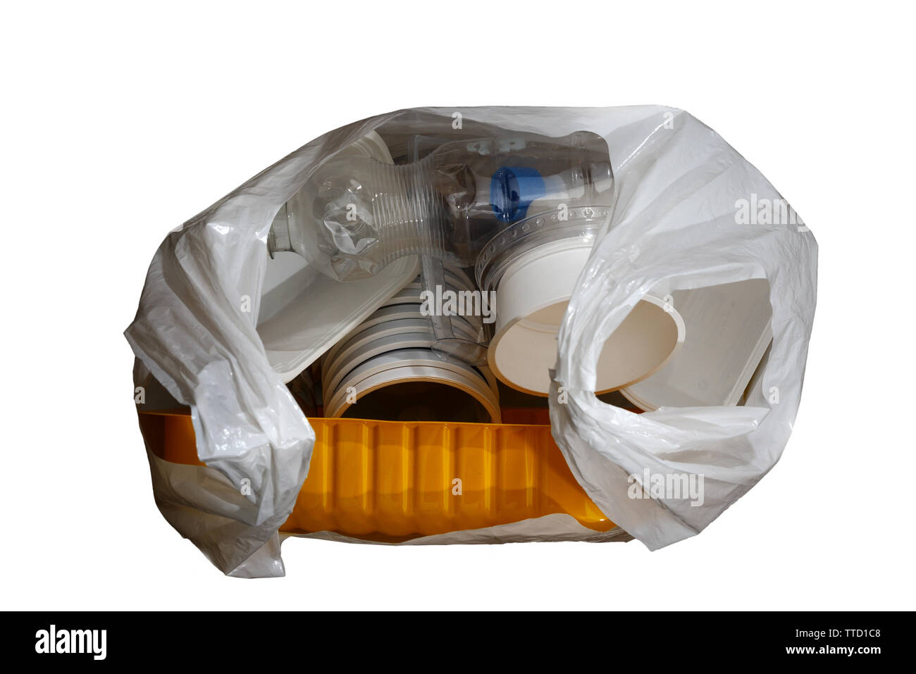 In plastica dei rifiuti domestici in un pacchetto su sfondo bianco Foto Stock