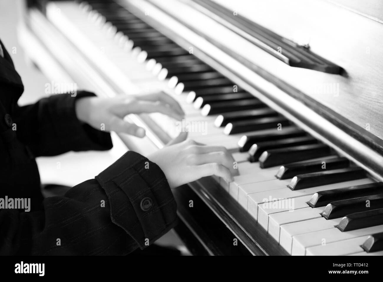 Giovane uomo giocando sul pianoforte, close up Foto Stock