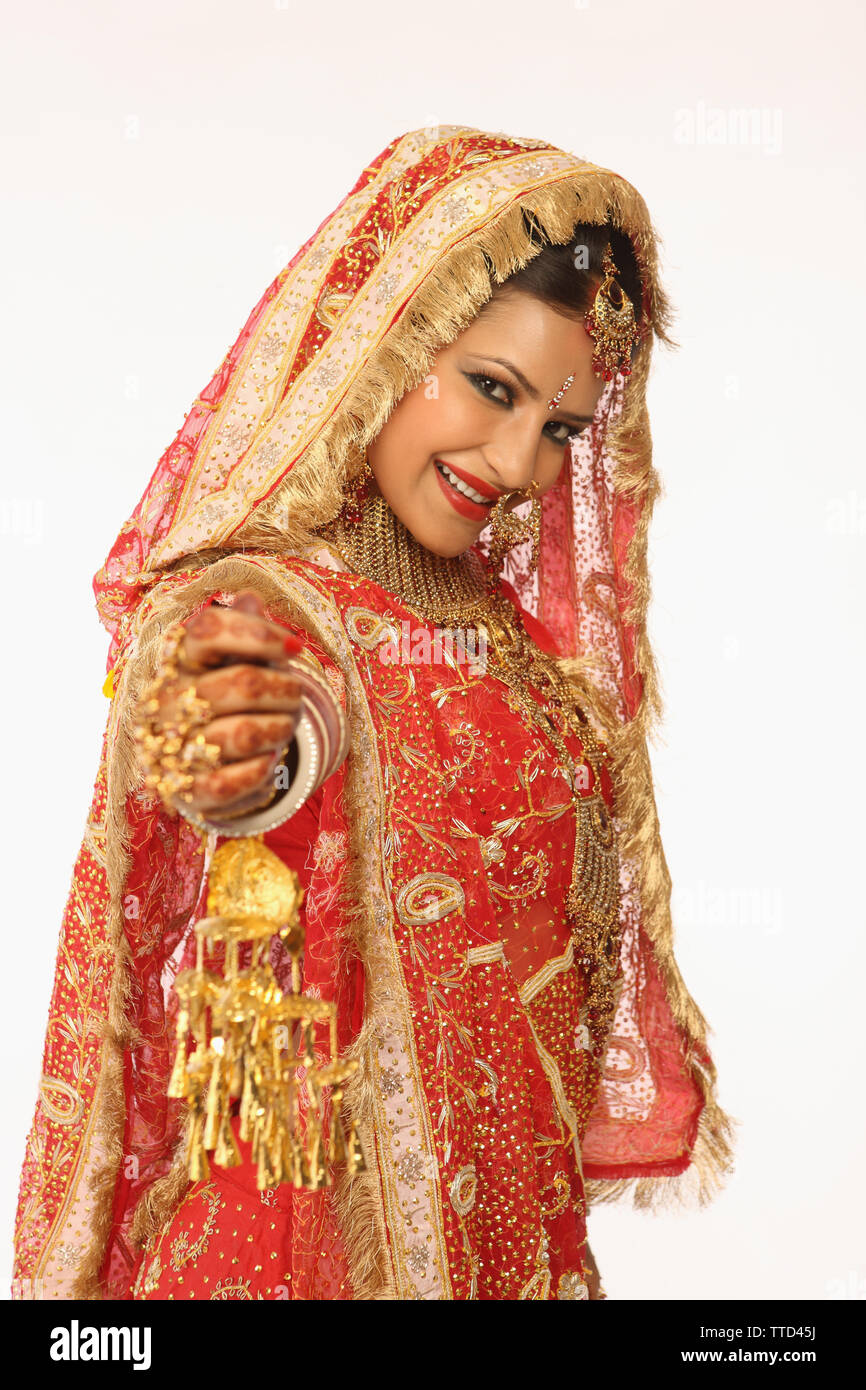 Ritratto di un indiano sposa nel tradizionale abito da sposa Foto Stock