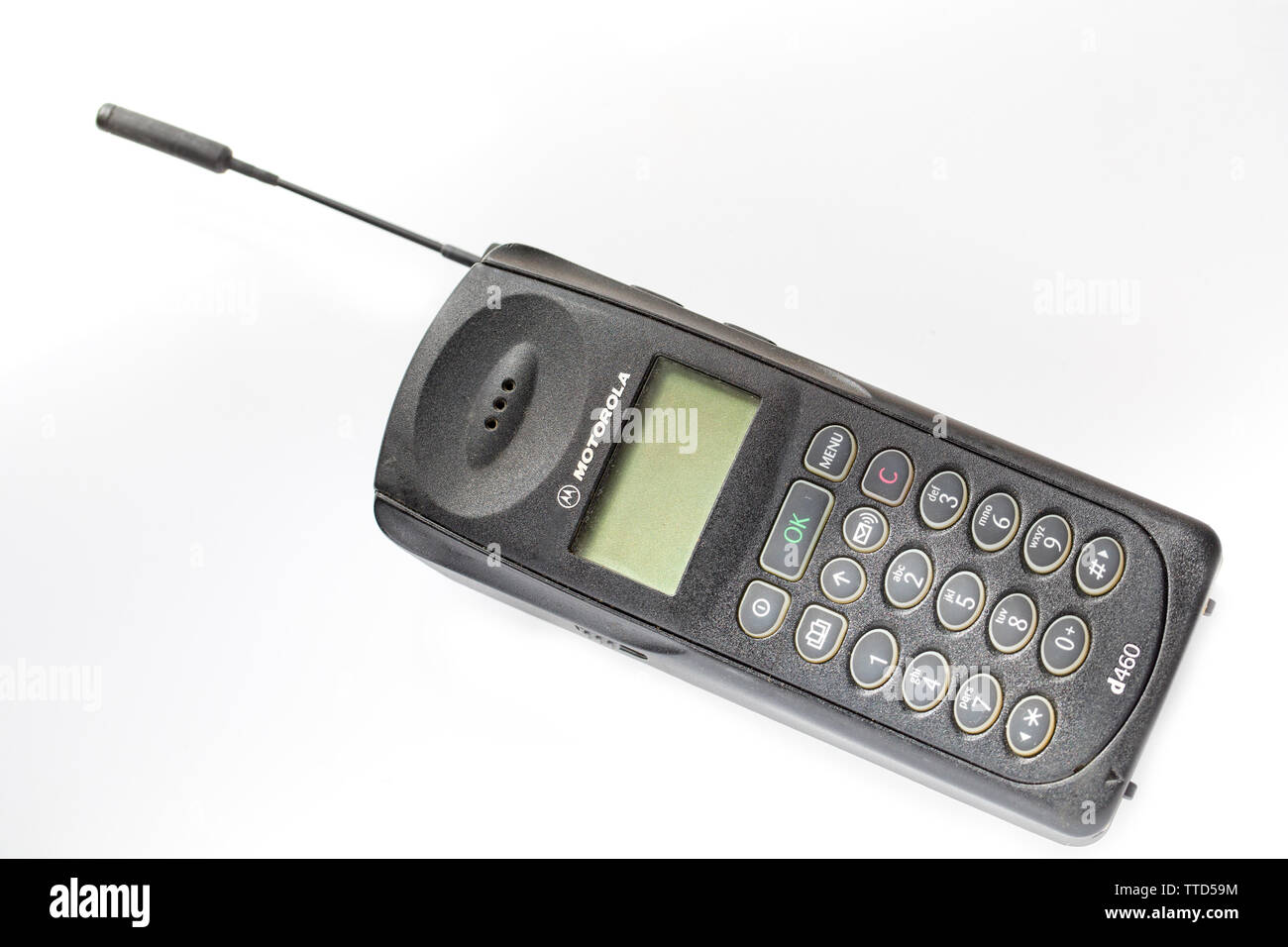 Un Motorola d460 da circa 1996/1997 con la sua antenna estesa. Fotografato su uno sfondo bianco. Inghilterra REGNO UNITO GB Foto Stock