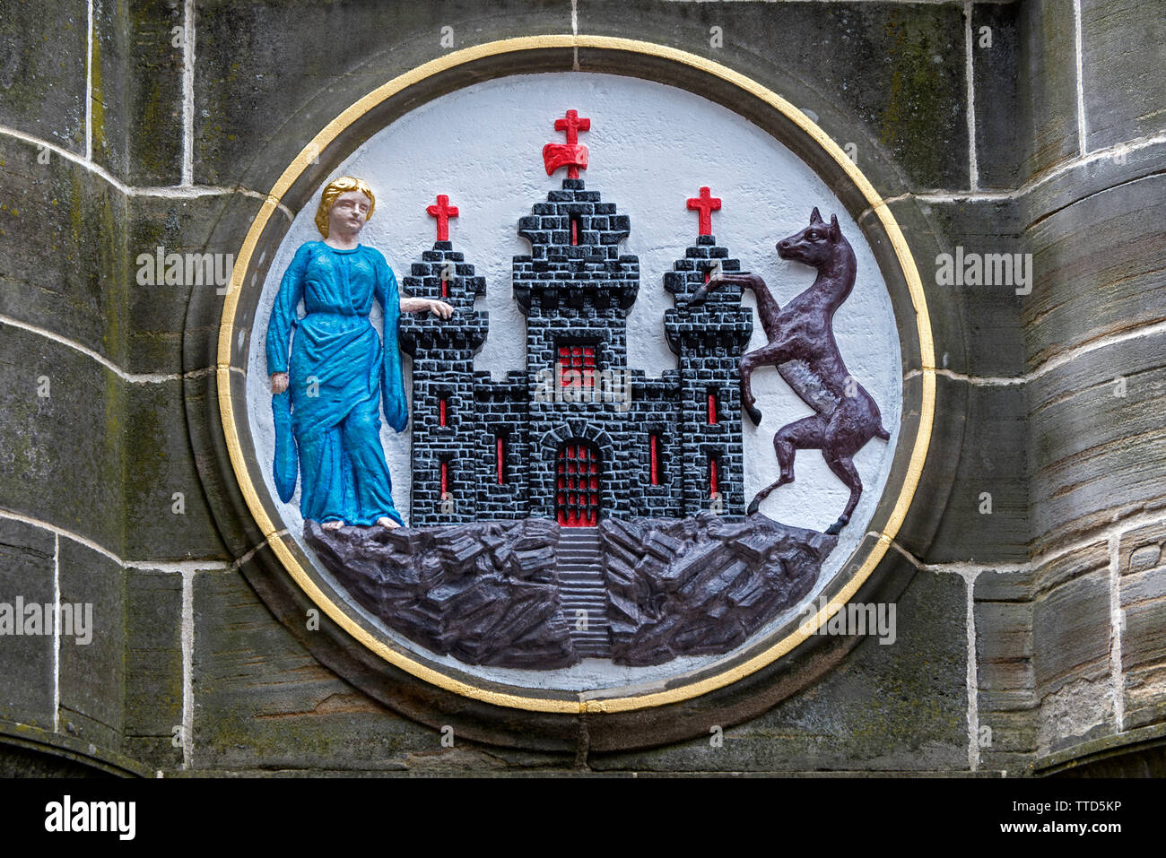 Il burgh bracci di Edimburgo sul Mercat Cross in piazza del Parlamento accanto alla Cattedrale di St Giles sulla High Street nella città vecchia di Ed Foto Stock