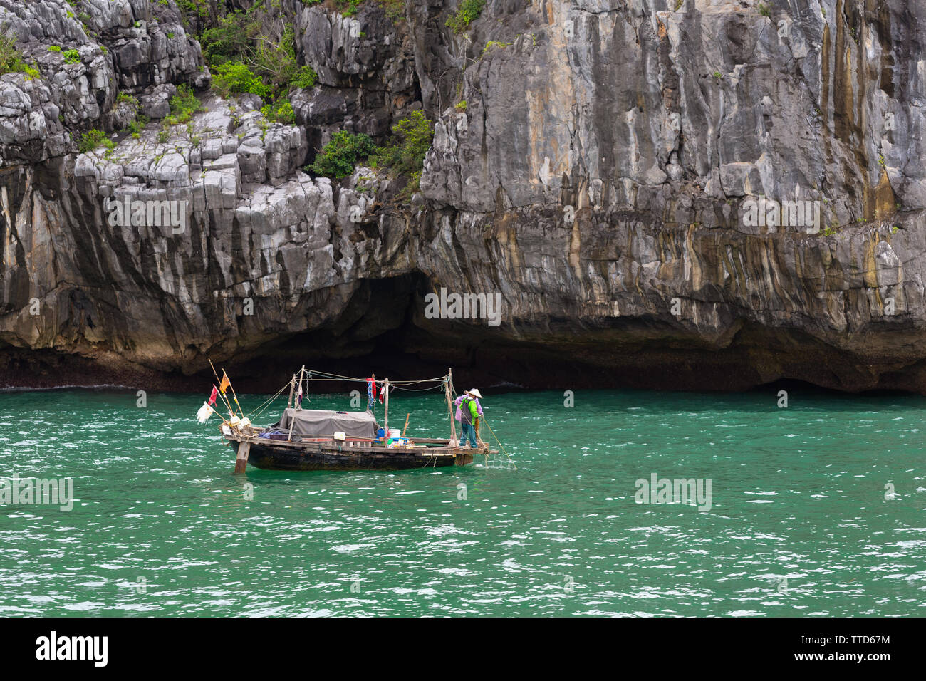 Vietnamita di pesca dei pescatori nei pressi di scogliere calcaree nella Baia di Ha Long vicino a Cat Ba Island, Hai Phong Provincia, Vietnam Asia Foto Stock