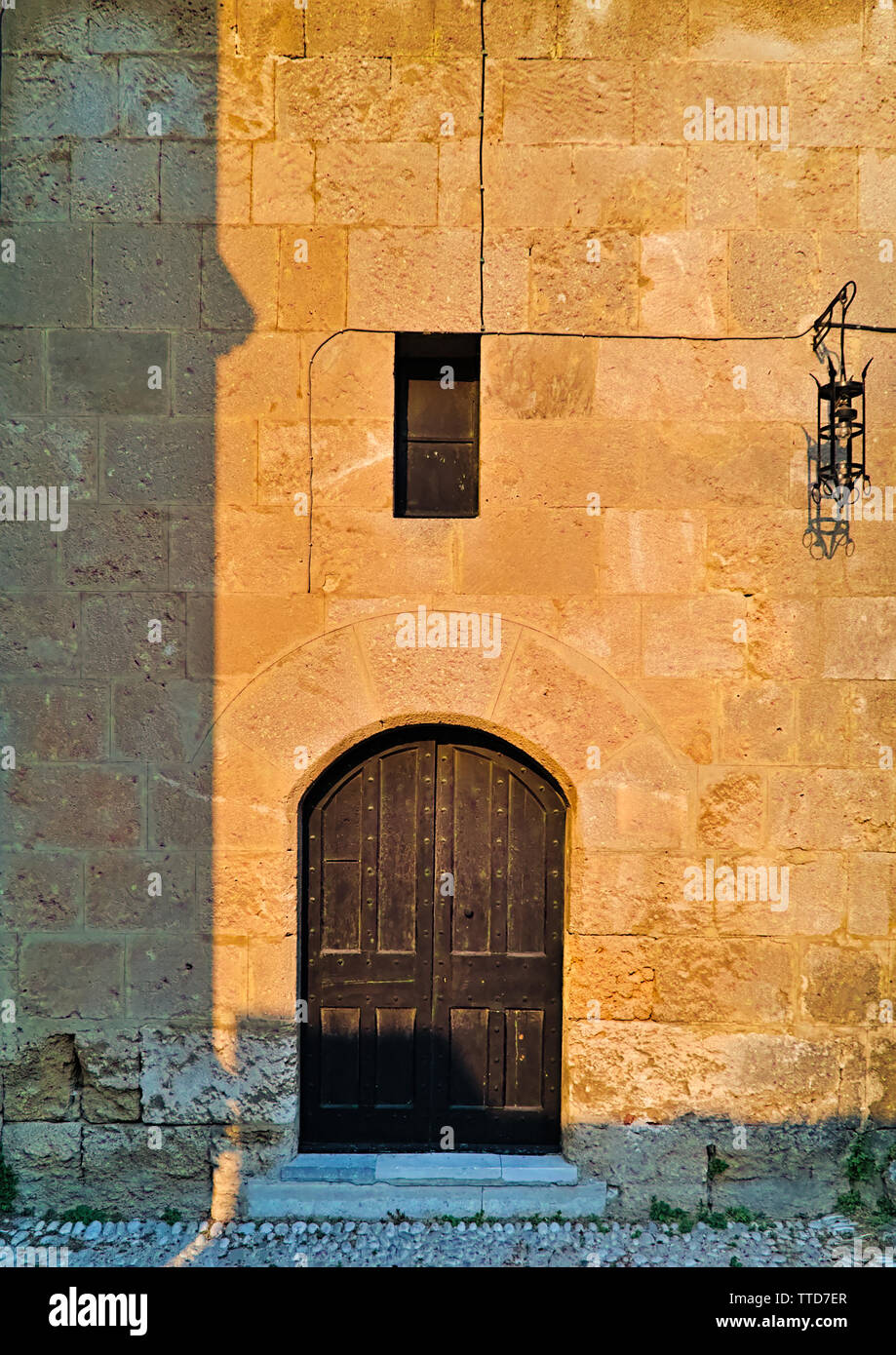 Porta e finestra nel medievale Palazzo del Gran Maestro dei Cavalieri di Rodi , noto anche come il Kastello, l'orario del tramonto. Foto Stock