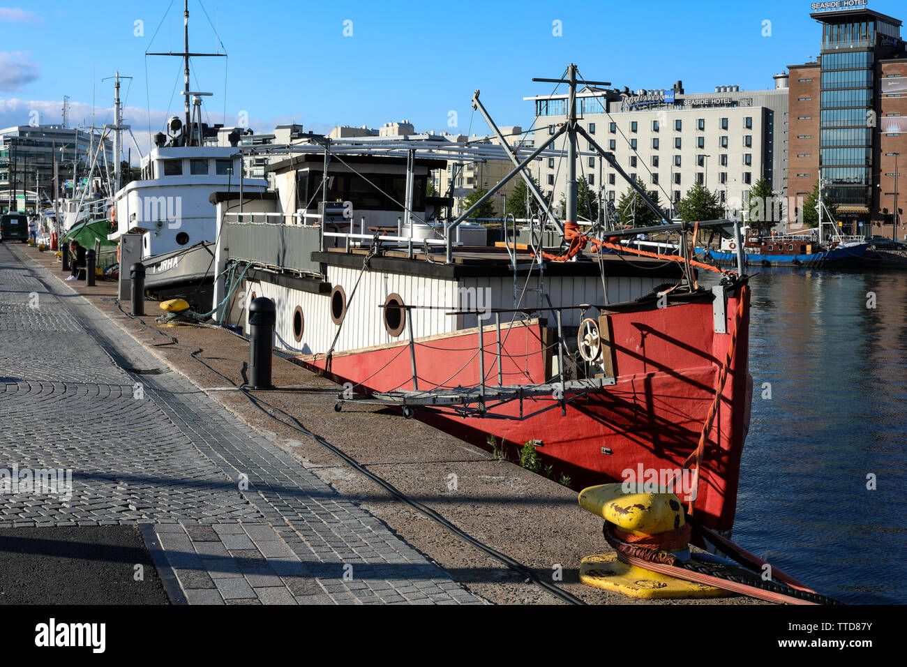 Rosso nave da pesca a Helsinki in Finlandia Foto Stock