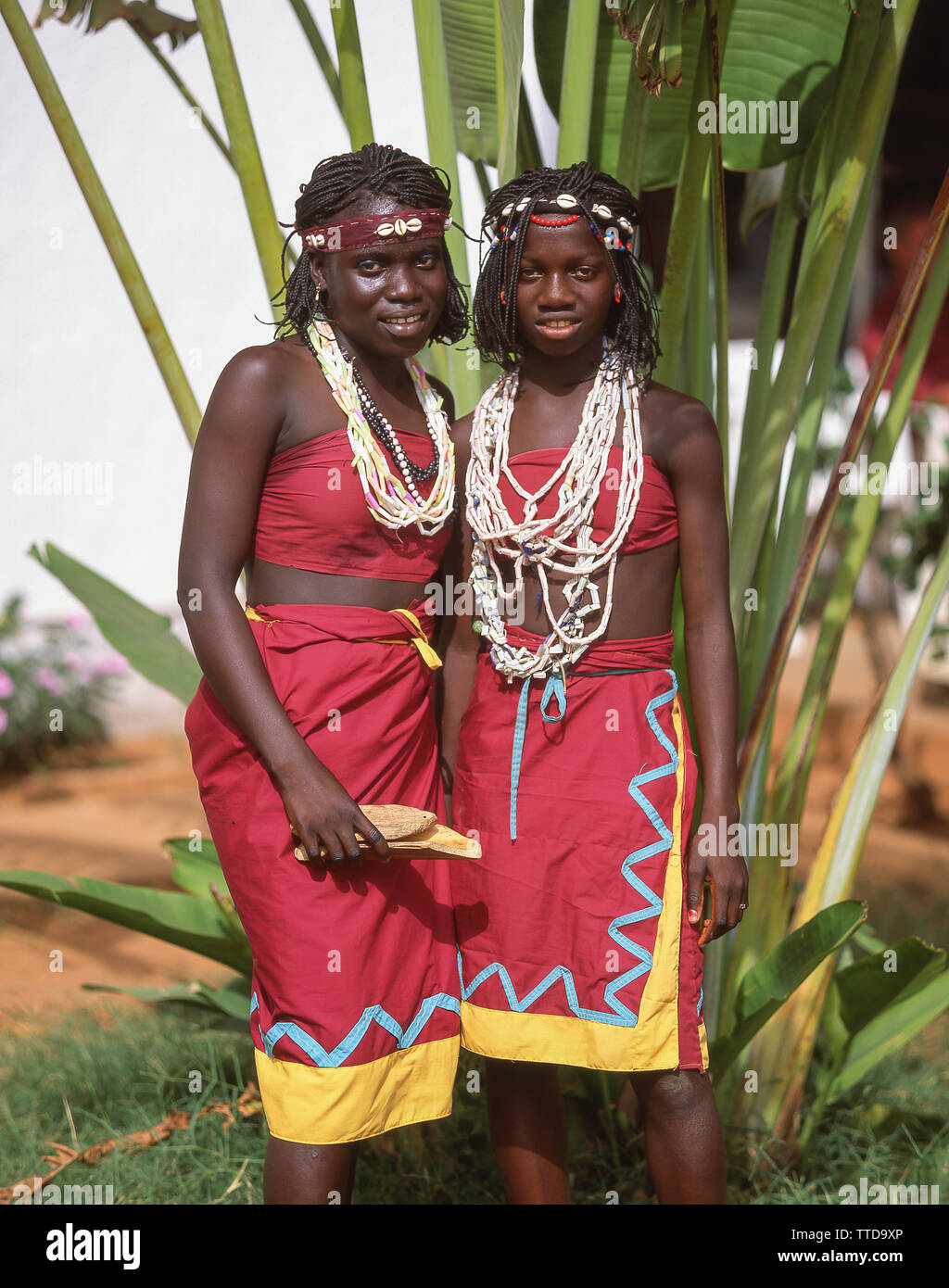 Giovani femmine in mandinga Danzatori tribali a spettacoli di danza, Banjul, Repubblica della Gambia Foto Stock