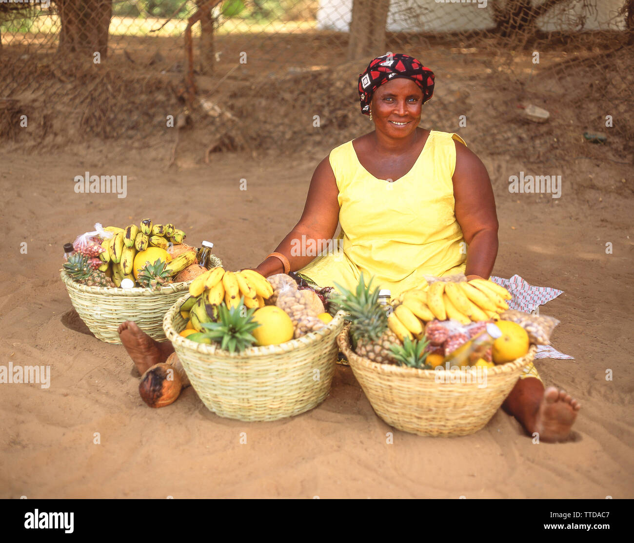 La donna per la vendita di frutta sulla spiaggia, Serrekunda, Kanifing, Repubblica della Gambia Foto Stock