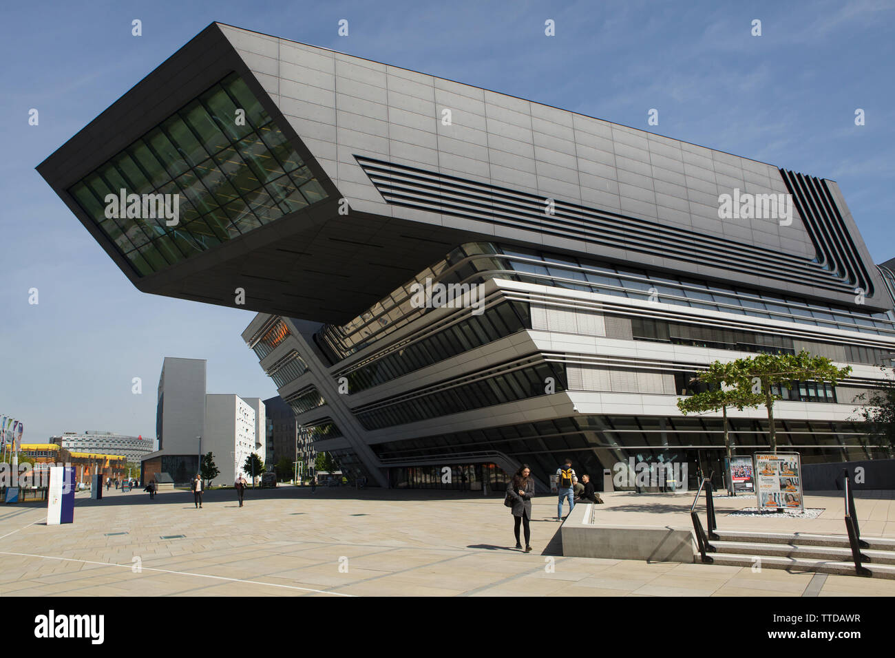 Biblioteca e centro di apprendimento della Vienna Università di Economia e Commercio (Wirtschaftsuniversität Wien) Progettato da Zaha Hadid Architects (2013) di Vienna in Austria. Foto Stock