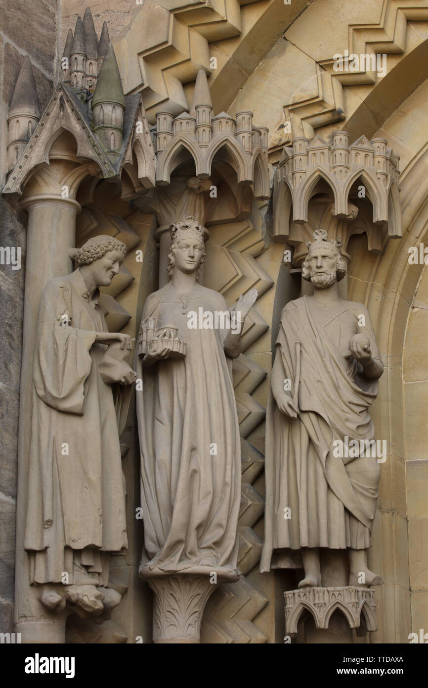 Statue gotiche di Santo Stefano, San Cunigunde di Lussemburgo e Saint Henry esuberante (nella foto da sinistra a destra) sulla Adamspforte (Adamo) Portale della Cattedrale di Bamberga (Bamberger Dom) di Bamberg, Alta Franconia, Germania. Foto Stock