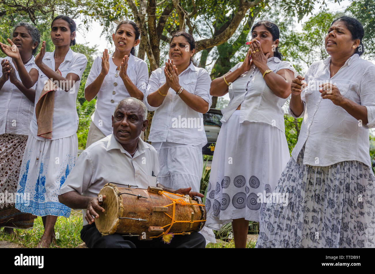 Un gruppo di pellegrini cantano e ballano in Anuradhapura, Sri Lanka Foto Stock