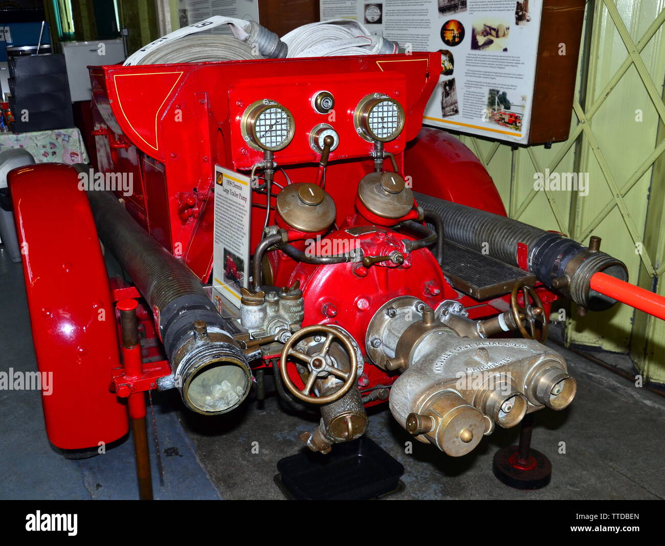 1939 Dennis grande rimorchio pompa. La Greater Manchester Servizio Antincendio Museum, in Rochdale, Regno Unito, è la pianificazione per avviare i lavori di costruzione alla sua nuova posizione, l'adiacente ex Maclure Road stazione dei vigili del fuoco, entro la fine di quest'anno .L'edificio sarà completamente restaurato alla sua 1930 condizione entro la fine del 2020. Lo spostamento di grandi locali significa che full-sized motori Fire può essere visualizzato, accanto a molte affascinanti elementi storici di attrezzatura antincendio. Foto Stock