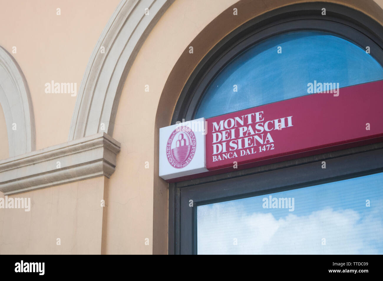 CARRARA, Italia - 16 giugno 2019: Il segno del Monte dei Paschi di Siena, una delle più antiche banche in tutto il mondo Foto Stock