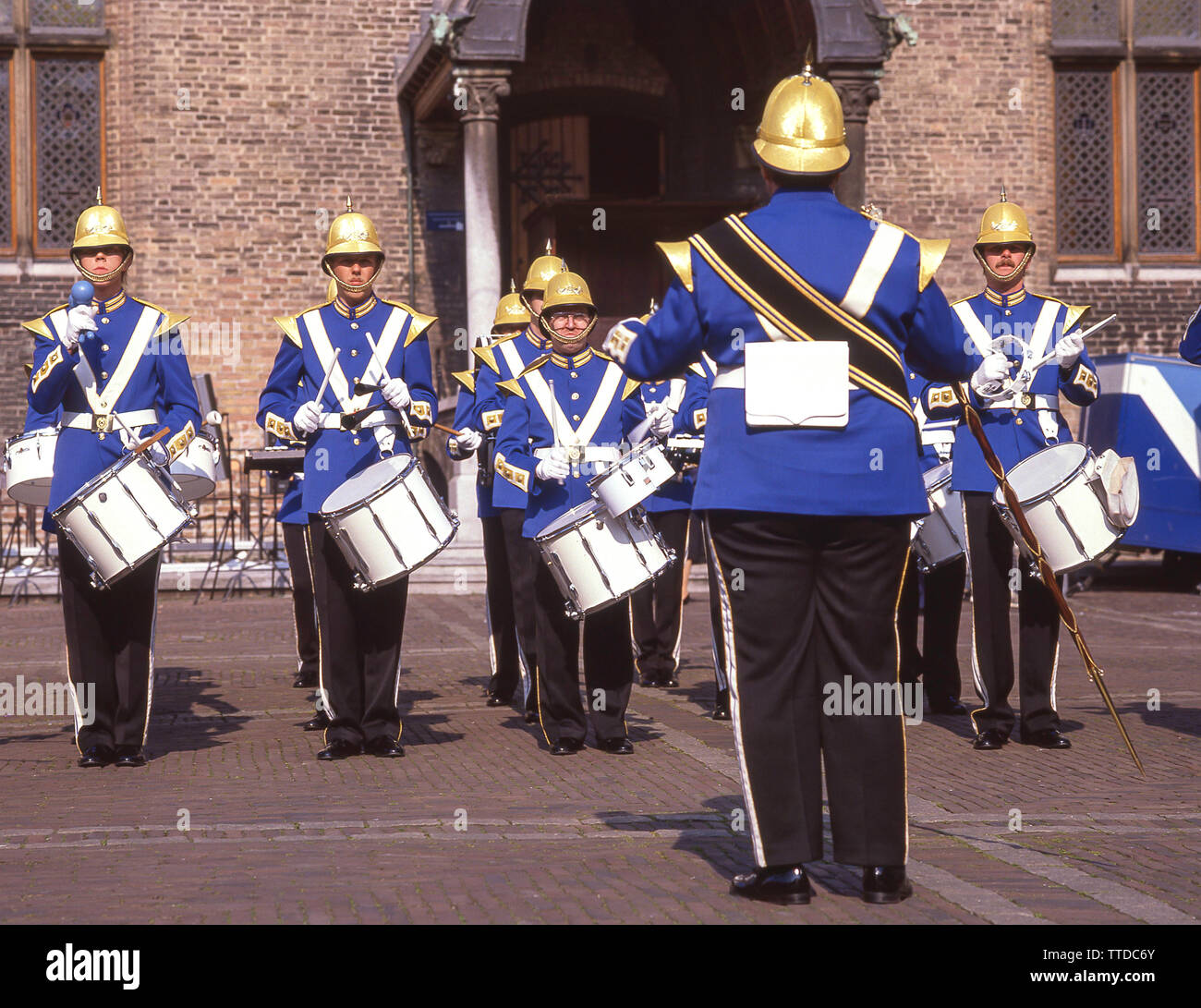 Marching Band all'interno della corte interna del Binnenhof, l'Aia (Den Haag), Zuid-Holland, il Regno dei Paesi Bassi Foto Stock
