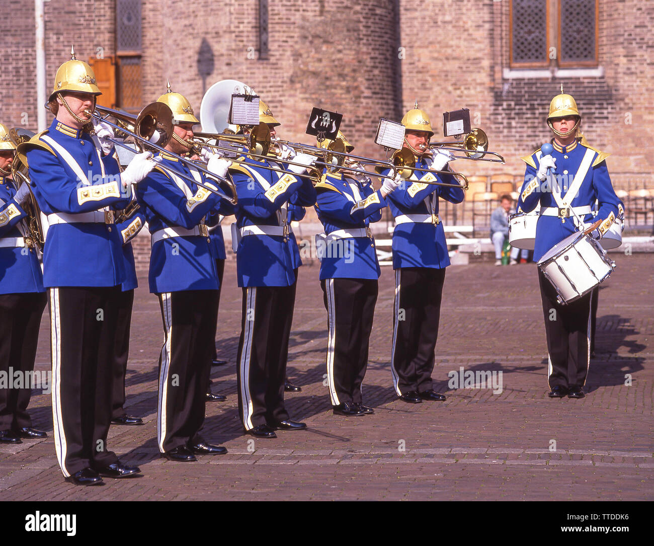 Marching Band all'interno della corte interna del Binnenhof, l'Aia (Den Haag), Zuid-Holland, il Regno dei Paesi Bassi Foto Stock