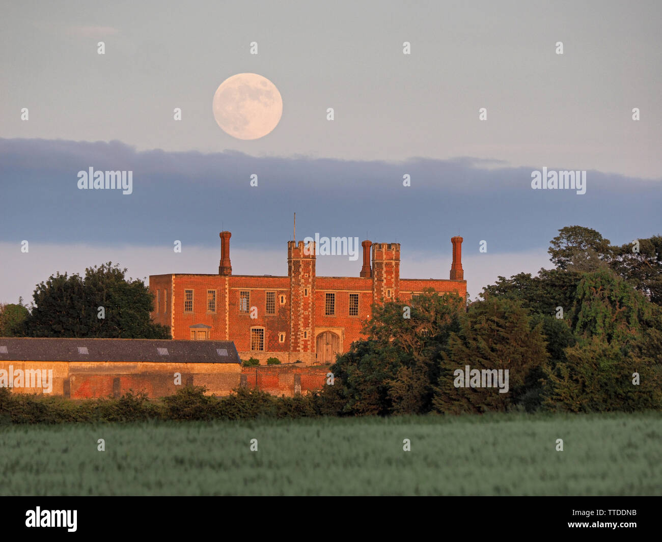 Eastchurch, Kent, Regno Unito. 16 Maggio, 2019. Regno Unito: Meteo la fragola Full Moon Rising sopra storica Shurland Hall di Eastchurch, Kent, dove Enrico VIII e Anne Boleyn hanno trascorso la loro luna di miele. Credito: James Bell/Alamy Live News Foto Stock