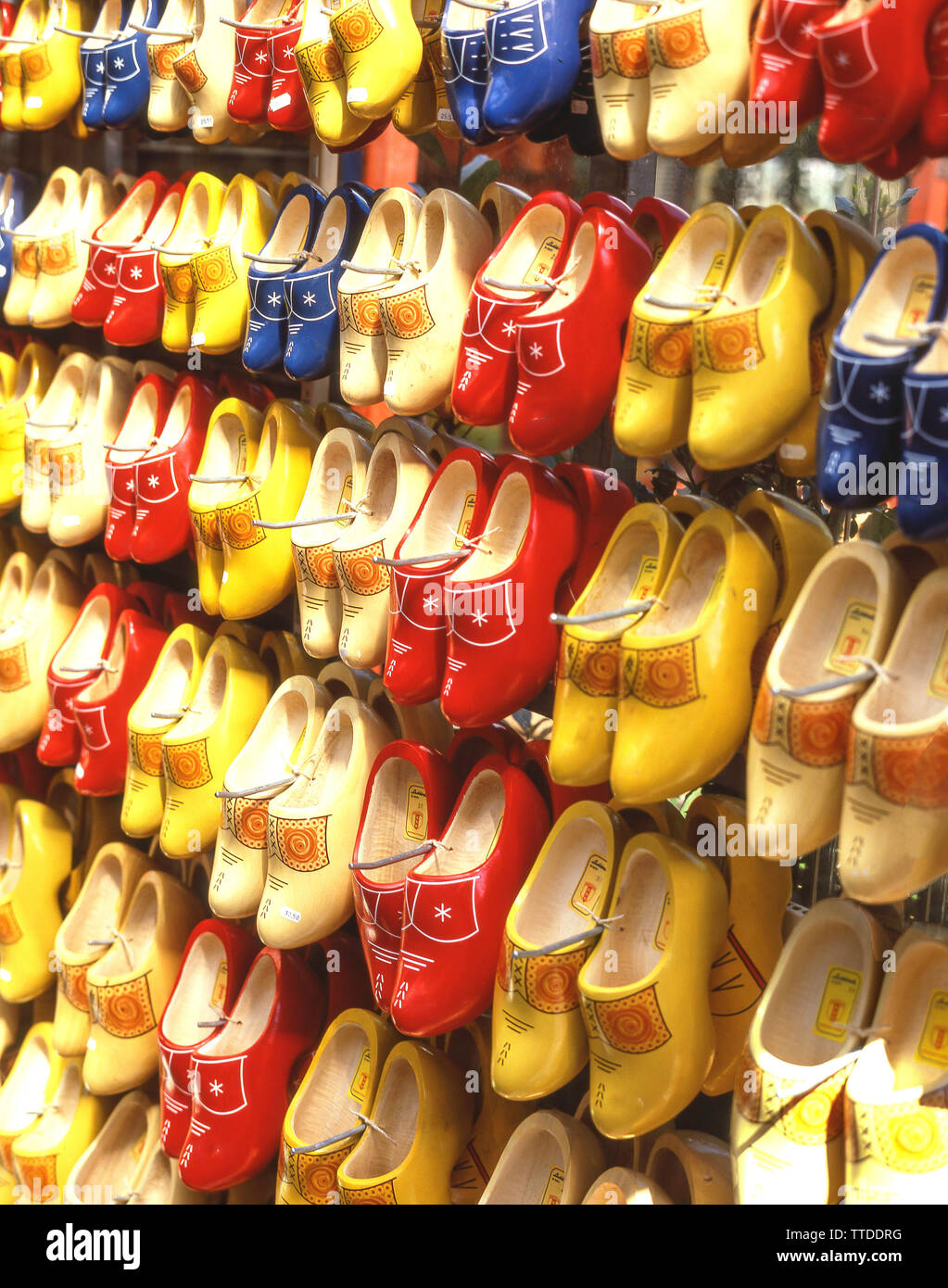Rack di zoccoli di legno in vendita nel negozio di souvenir, Alkmaar, North Holland (Olanda settentrionale), il Regno dei Paesi Bassi Foto Stock