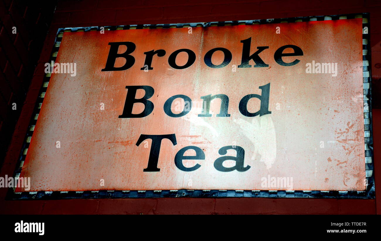 Segno antico per il tè Brooke Bond. Il Greater Manchester Fire Service Museum, a Rochdale, nel regno unito, sta progettando di iniziare i lavori di costruzione nella sua nuova posizione, l'adiacente ex Maclure Road Fire station, più tardi quest'anno. L'edificio sarà completamente restaurato alla sua 1930s condizione entro la fine del 2020. Il passaggio in locali più grandi significa che i motori antincendio di dimensioni standard possono essere esposti, insieme a molti affascinanti oggetti storici delle attrezzature antincendio. Foto Stock