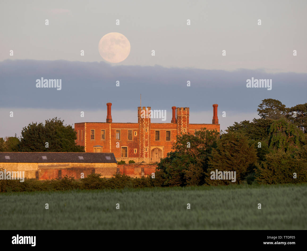 Eastchurch, Kent, Regno Unito. 16 Maggio, 2019. Regno Unito: Meteo la fragola Full Moon Rising sopra storica Shurland Hall di Eastchurch, Kent, dove Enrico VIII e Anne Boleyn hanno trascorso la loro luna di miele. Credito: James Bell/Alamy Live News Foto Stock