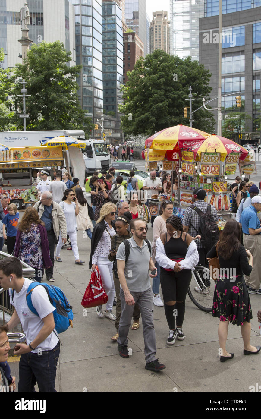 L'angolo sud-ovest di Central Park a Columbus Circle è sempre occupato con i frequentatori del parco e turisti. Foto Stock