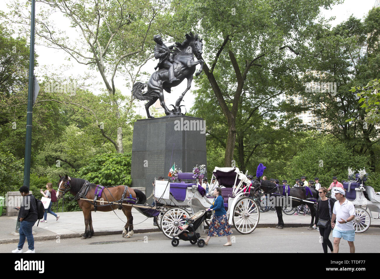Horse & buggy parco sotto José Julián Martí statua a 59th Street & Center Drive presso il Central Park di New York. José Martí, in piena José Julián Martí y Pérez, ( Foto Stock