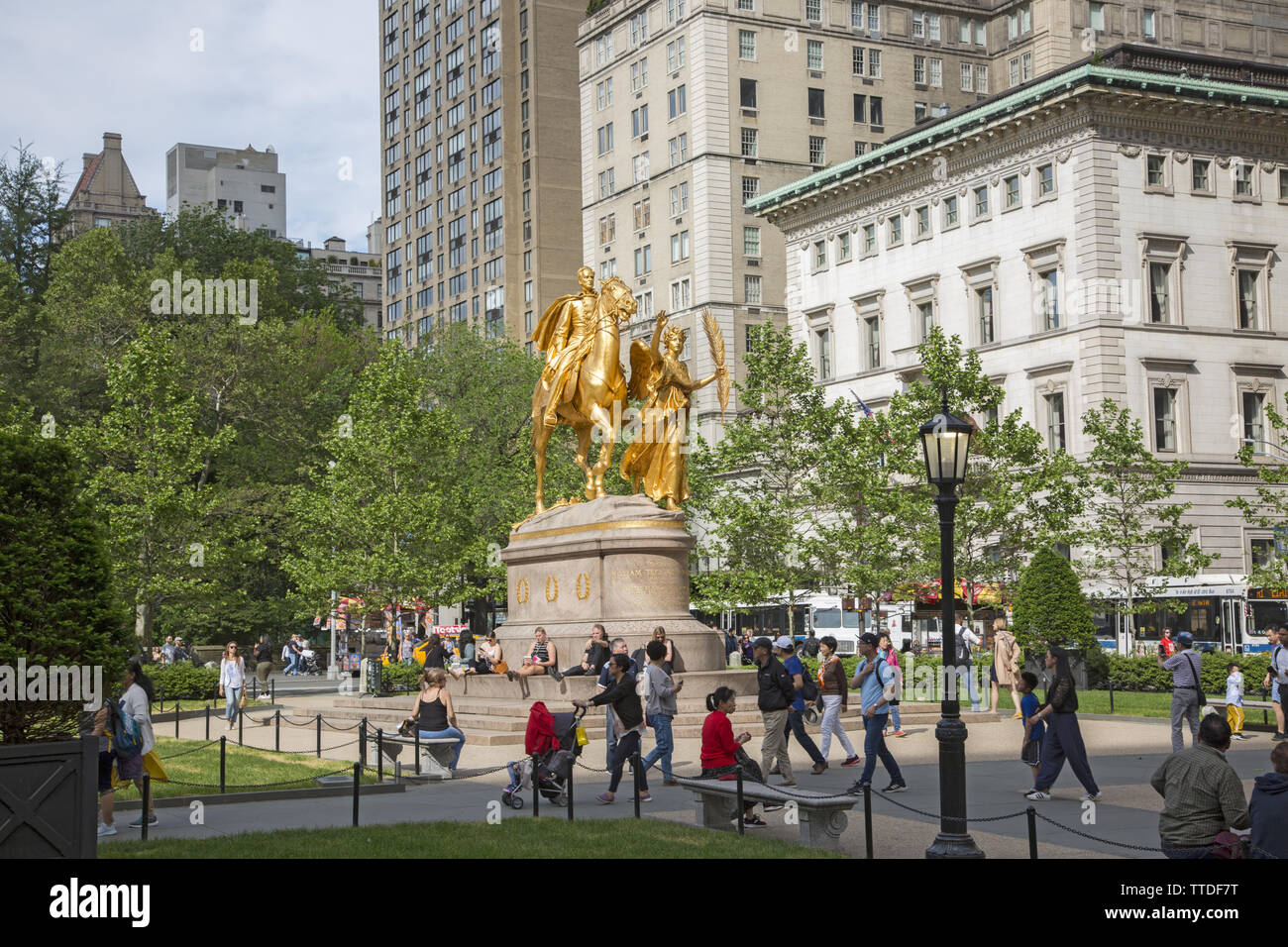 Ingresso sud-est di Central Park alla Quinta Avenue & 59th Street evidenziata dalla scultura del Generale William Tecumseh Sherman, uno dei più raffinati sc Foto Stock