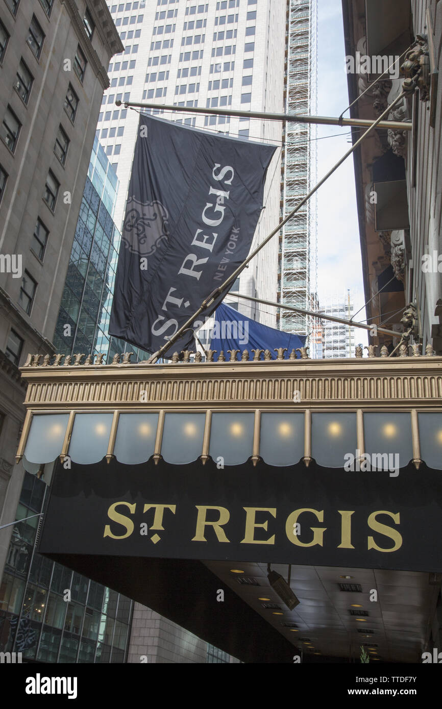 Marquee del 5 Star Hotel St.Regis sulla East 55th Street appena fuori della Quinta Avenue in New York City. Foto Stock