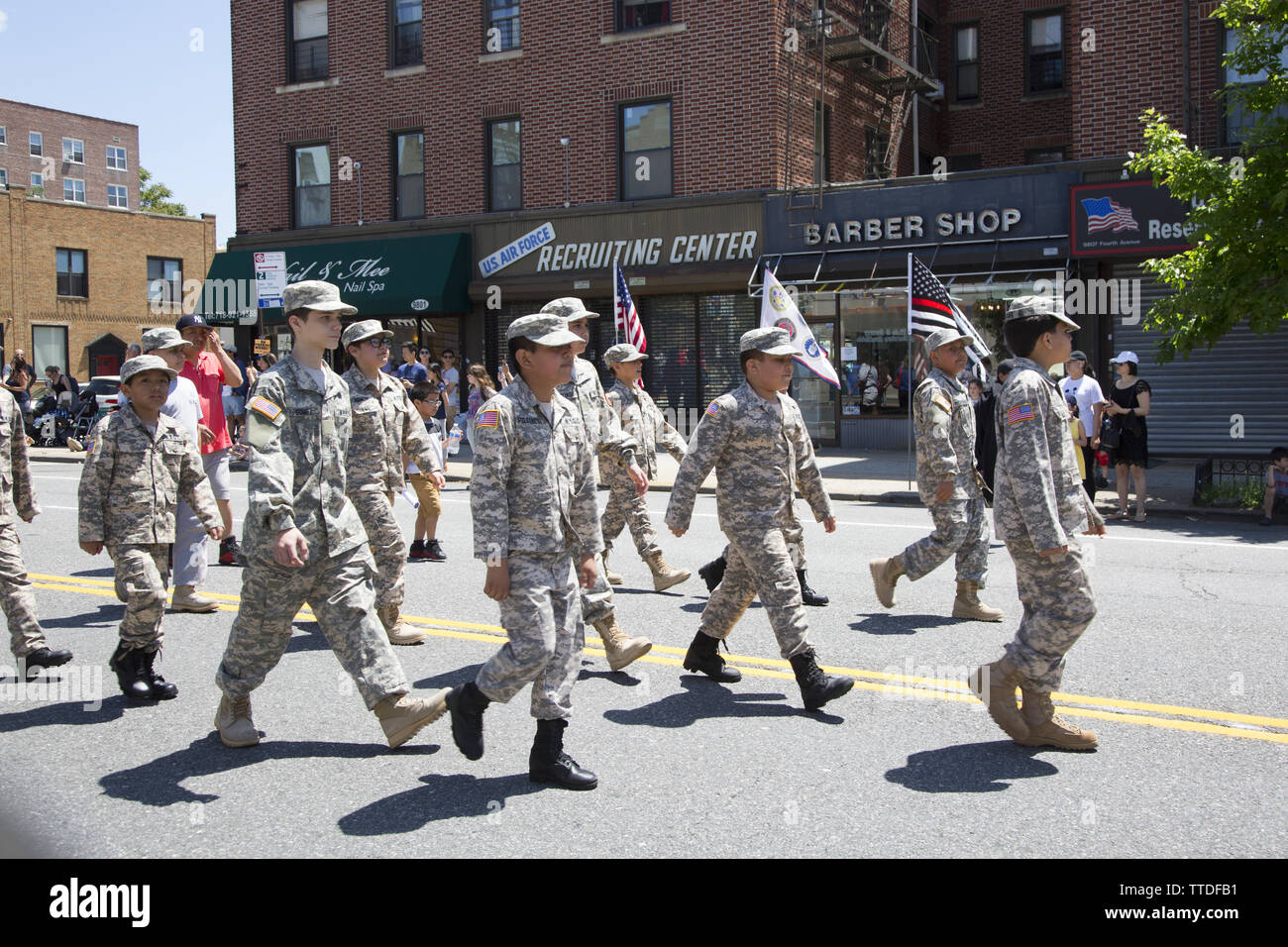 Il Memorial Day Parade lungo il terzo e il quarto viali in Bay Ridge sezione di Brooklyn. Si tratta di uno dei più antichi parate annuale negli Stati Uniti. 2019 ma Foto Stock