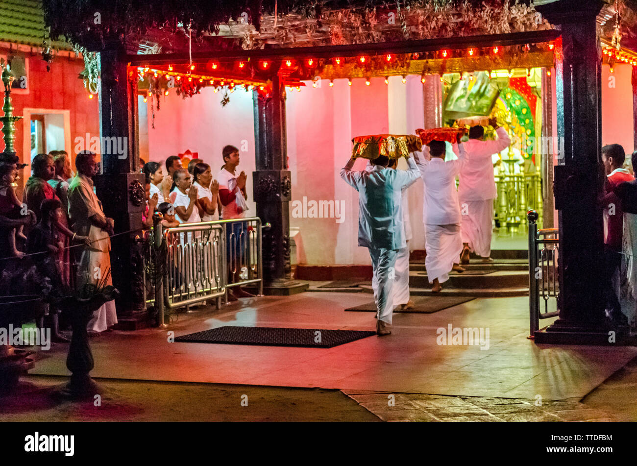 Pellegrini di fronte al grande Santuario del Sud, Kataragama, Sri Lanka Foto Stock