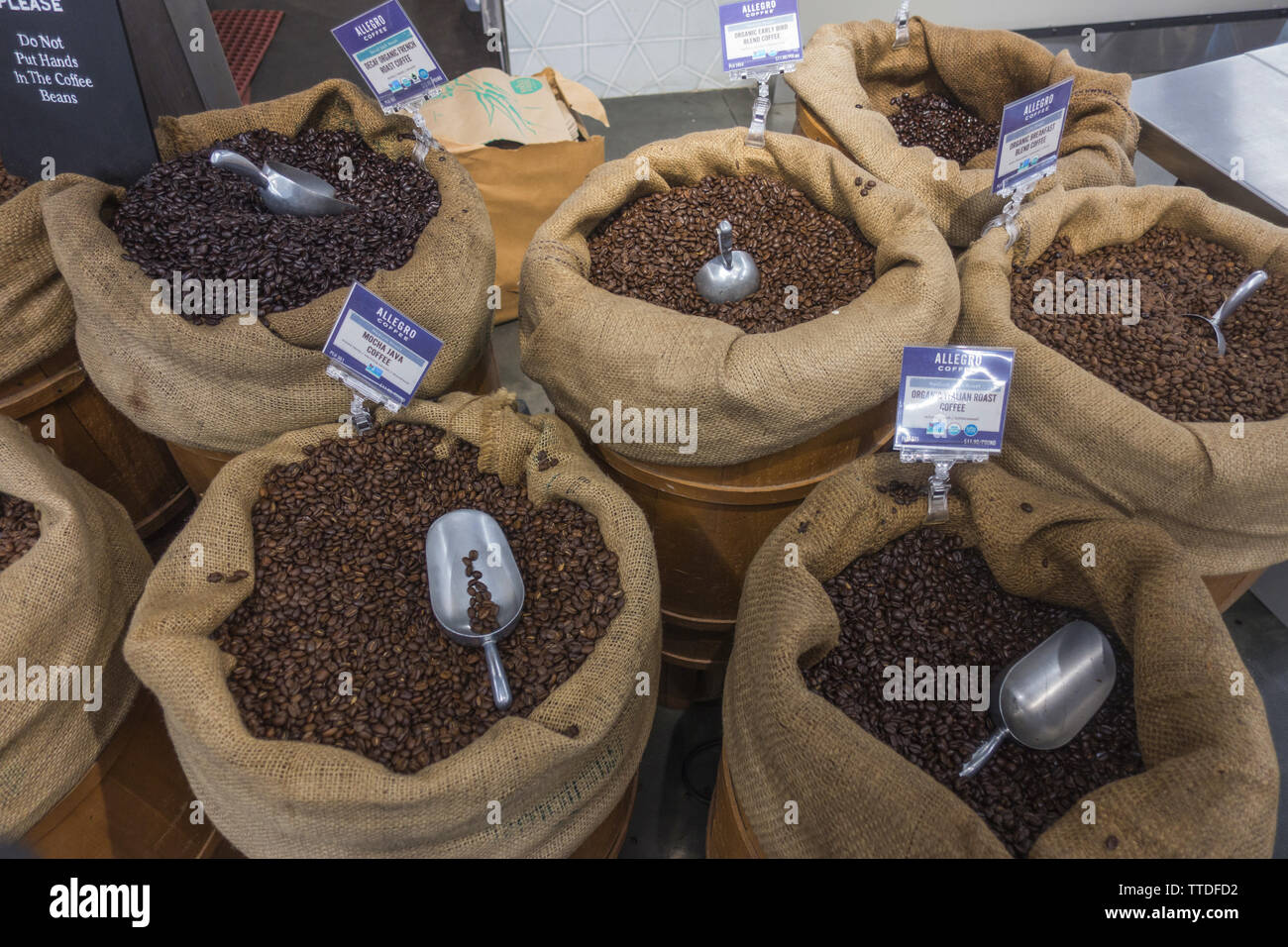 Barili di organico i chicchi di caffè per la vendita in un grande mercato alimentare nella città di New York. Foto Stock