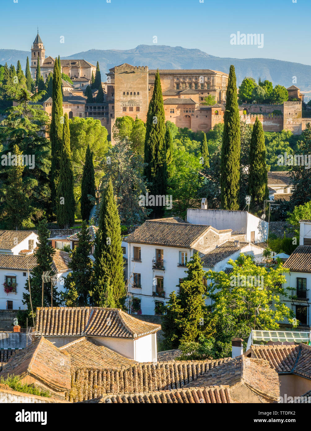 Vista panoramica del Palazzo Alhambra e il quartiere Albaicin di Granada. Andalusia, Spagna. Foto Stock