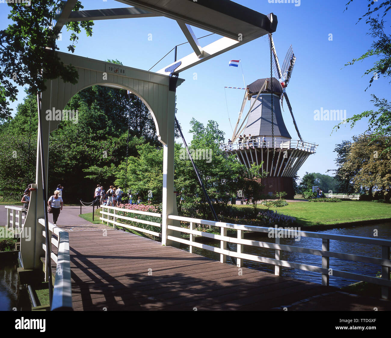Il mulino a vento e il ponte sul canale in giardini Keukenhof Lisse, Zuid-Holland, il Regno dei Paesi Bassi Foto Stock
