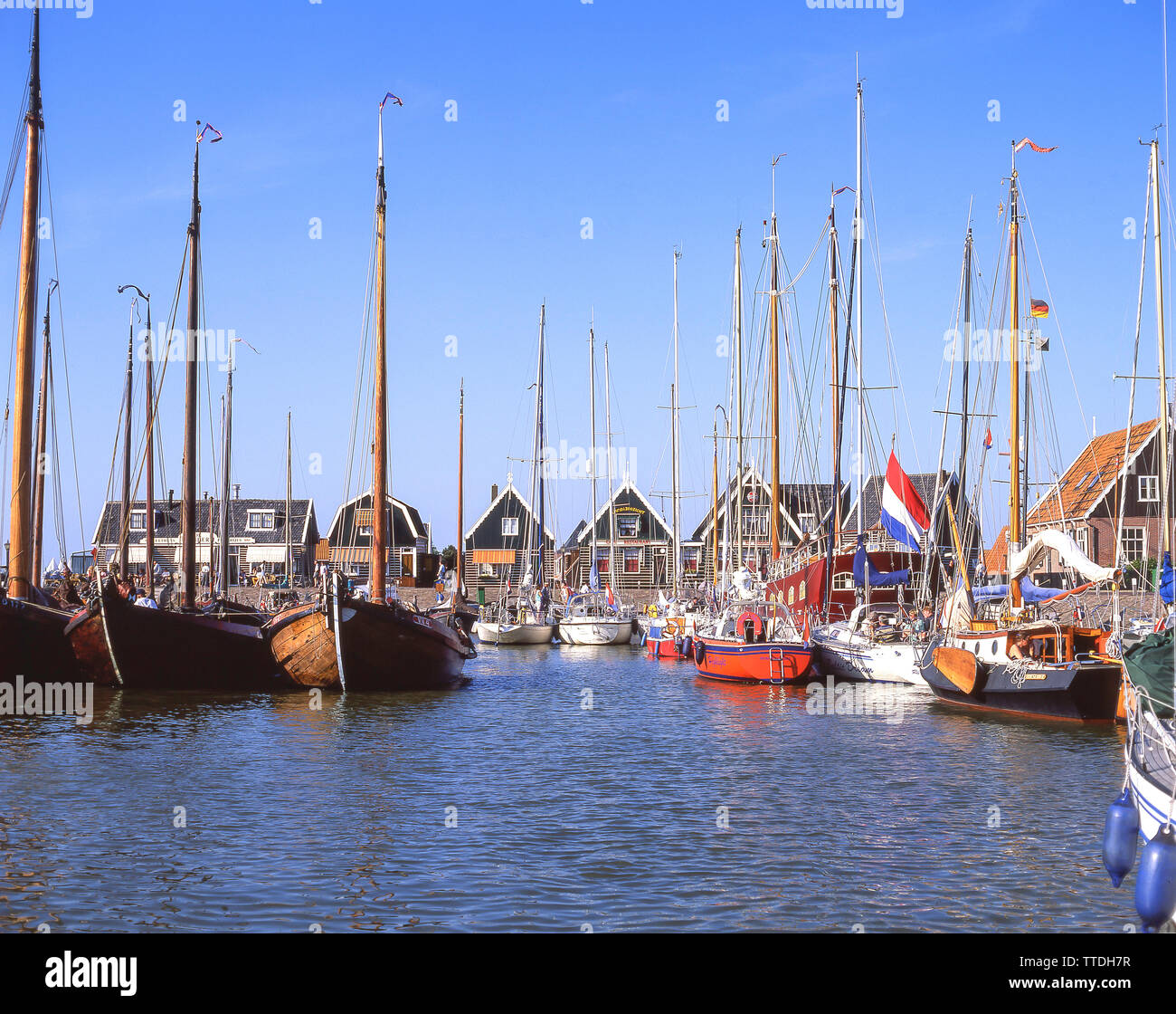 In legno tradizionali barche da pesca in porto, Marken, Zaanstreek-Waterland, Noord-Holland, Regno dei Paesi Bassi Foto Stock
