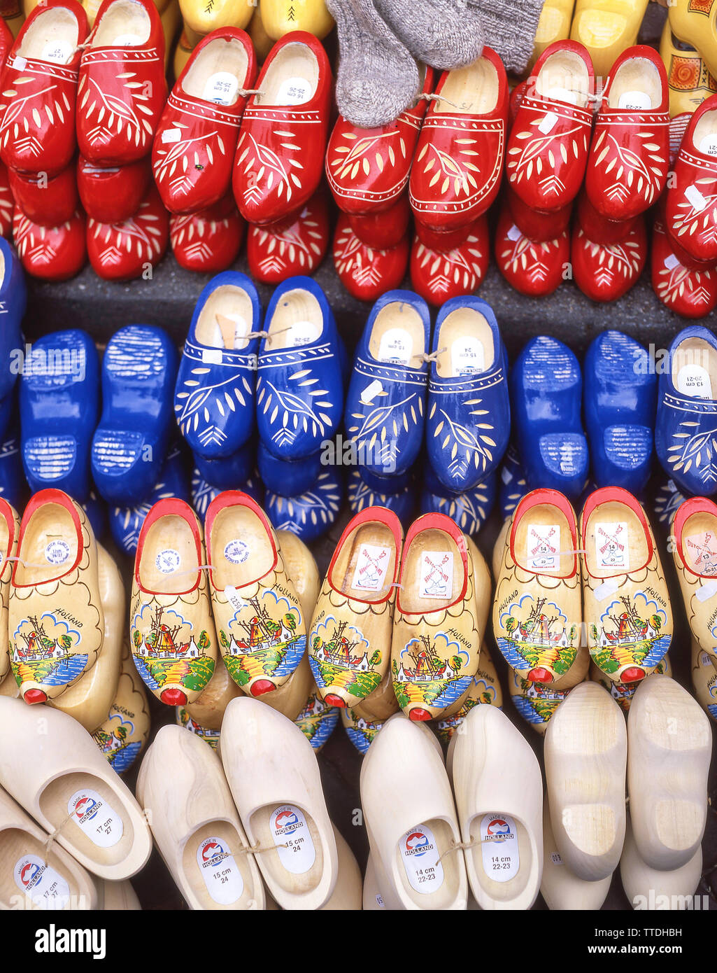 Rack di zoccoli di legno in un negozio di souvenir, Alkmaar, North Holland (Olanda settentrionale), il Regno dei Paesi Bassi Foto Stock