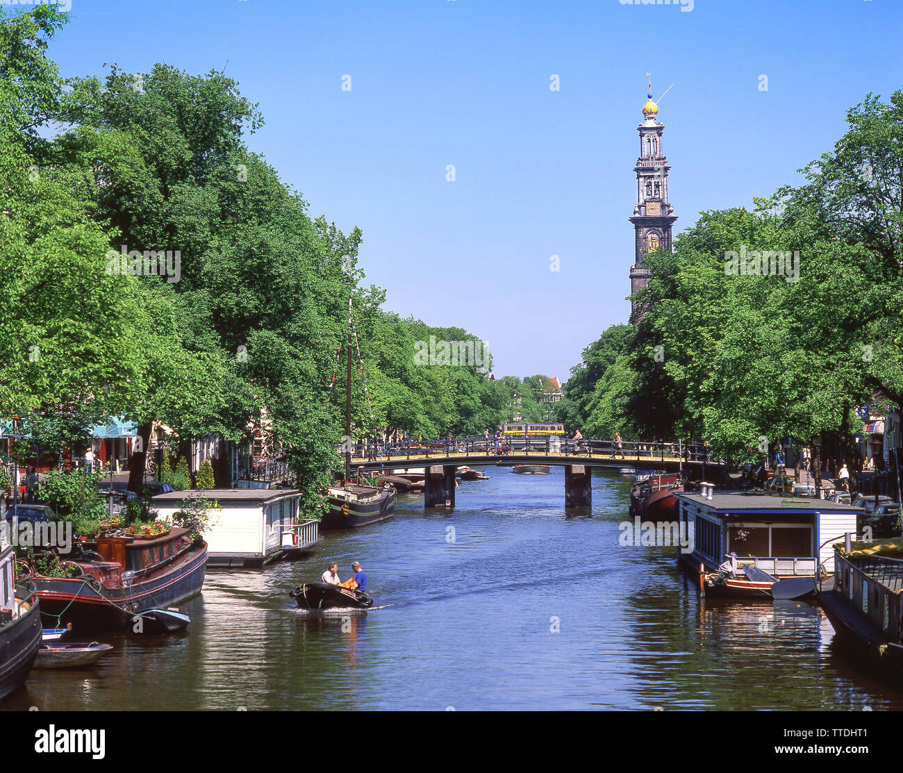 Il Westertoren tower e canal scena, Grachtengordel, Amsterdam, Olanda settentrionale, il Regno dei Paesi Bassi Foto Stock