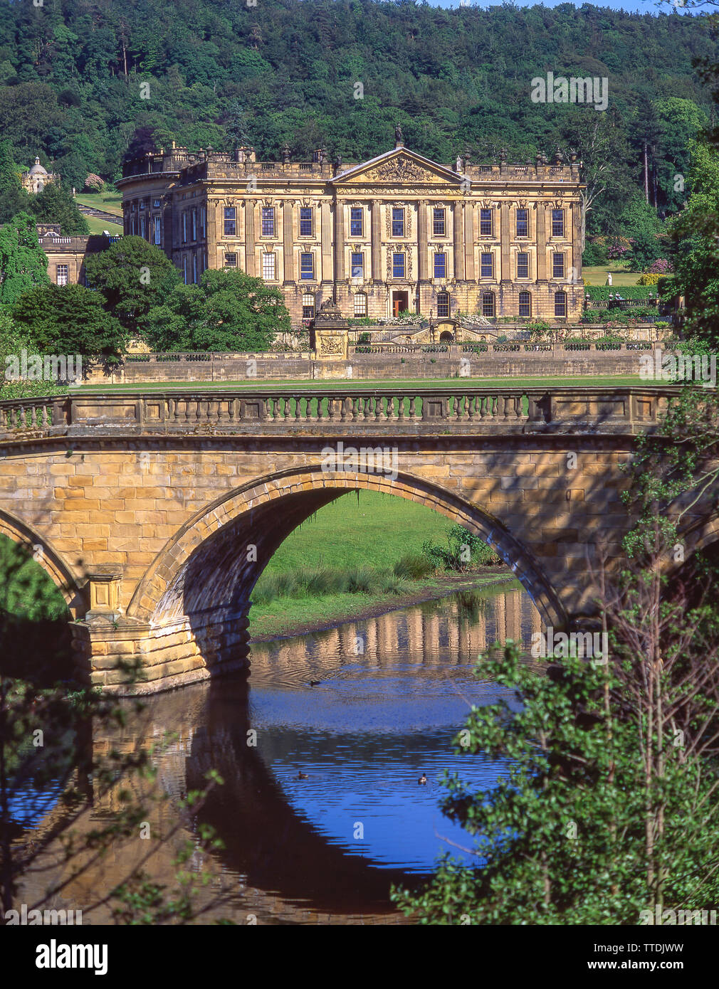 Xvi secolo Chatsworth House sul fiume Derwent, Edensor, Derbyshire, England, Regno Unito Foto Stock