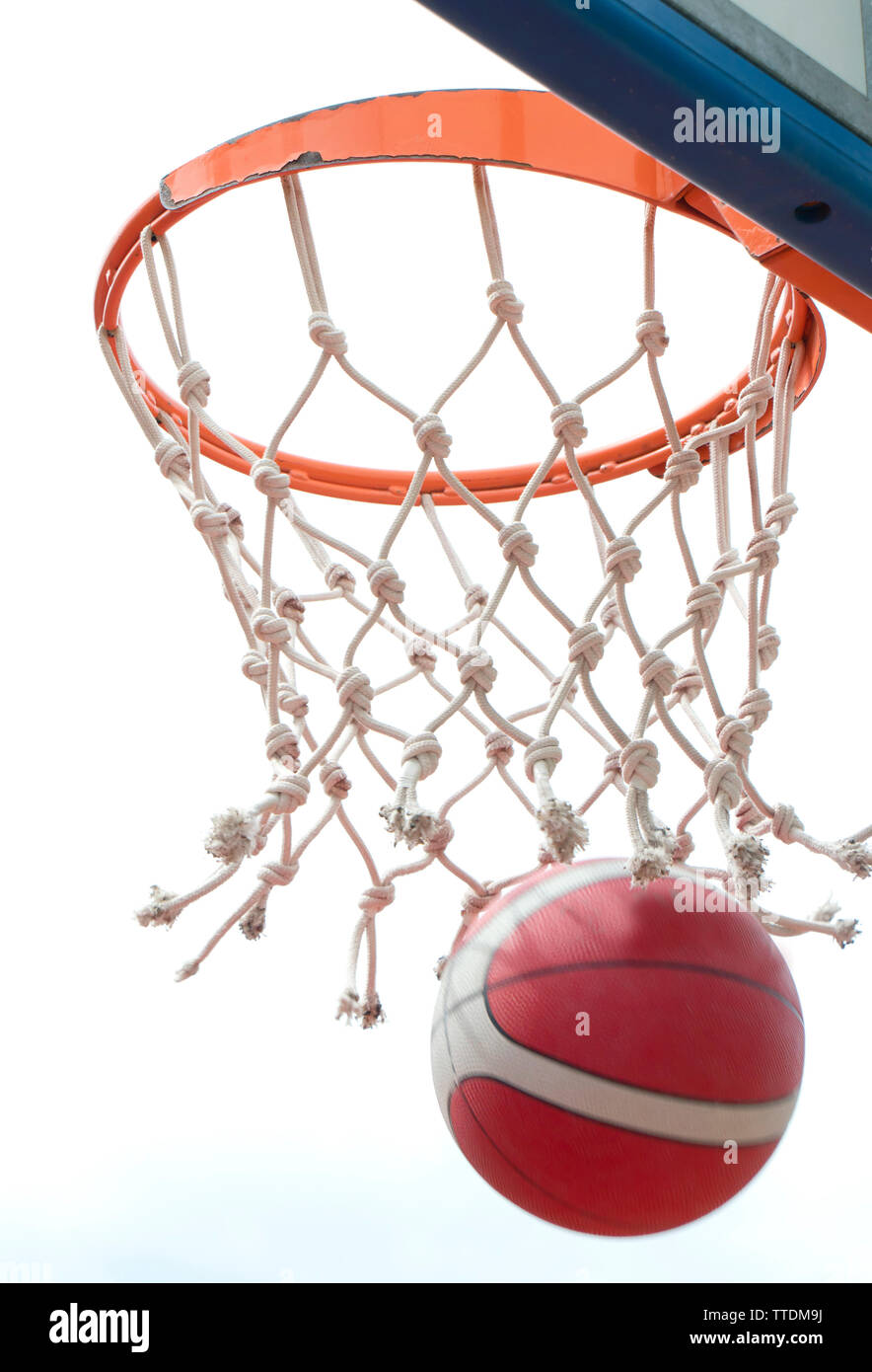Baskeball vittoria, una sfera passando attraverso il carrello anello ant net in motion blur. Il successo di un chiaro punto in basso angolo di visione, dettaglio Foto Stock