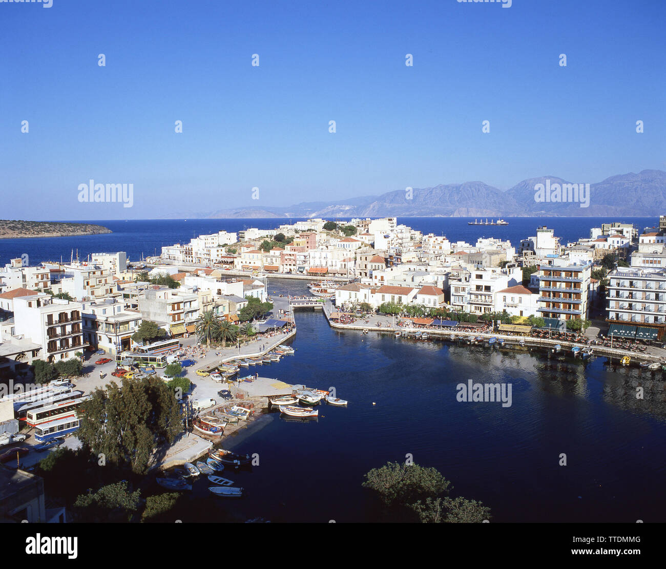 Vista della città e del porto, Agios Nikolaos, Λασίθι, Creta (Kriti), Grecia Foto Stock