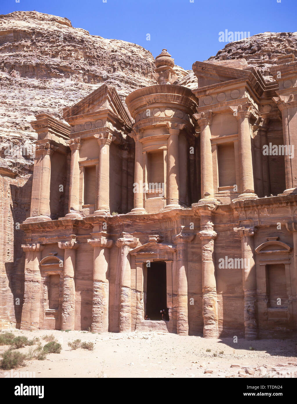 Il monastero di Deir facciata, antica città di Petra, Maan, Regno di Giordania Foto Stock