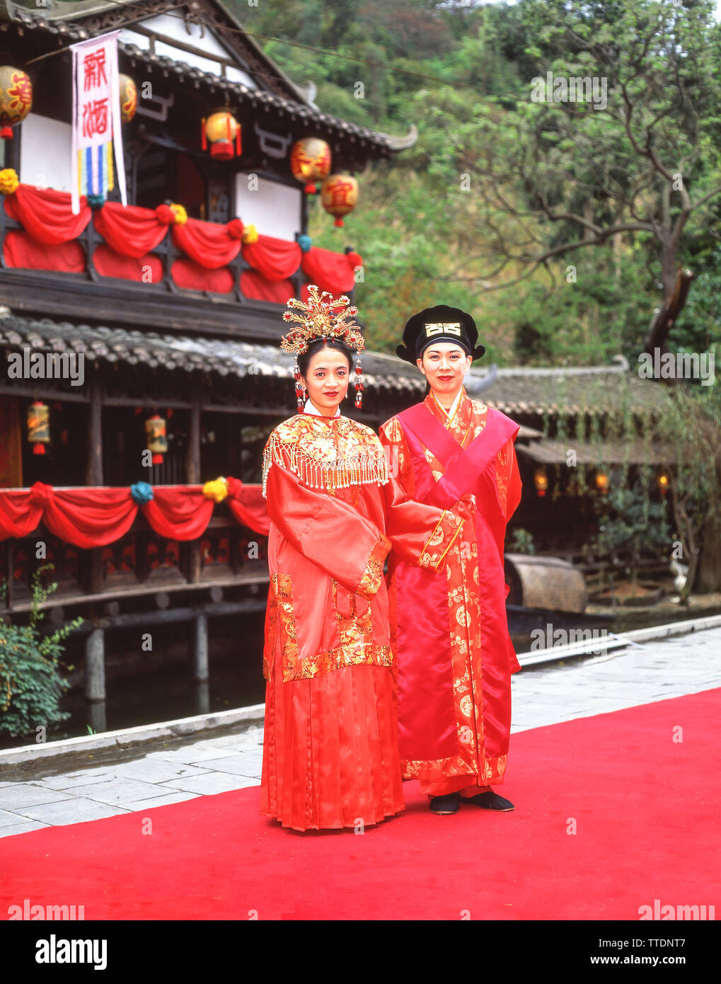 Coppie in viaggio di nozze in costume nazionale, Dinastia Sung Village, Kowloon, Hong Kong, Repubblica Popolare di Cina Foto Stock