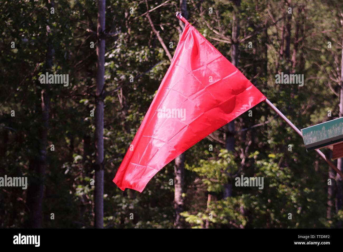 Una bandiera rossa in corrispondenza di una doppietta portata Foto Stock