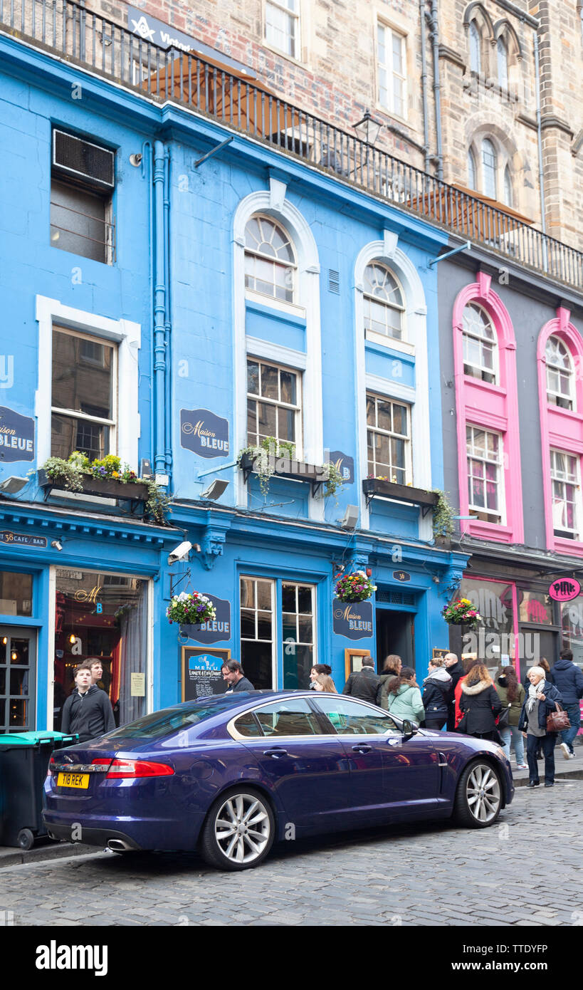 Un blu scuro Jaguar auto parcheggiate fuori la Maison Bleue, un ristorante francese in Victoria Street nella Città Vecchia di Edimburgo, Scozia, Regno Unito Foto Stock