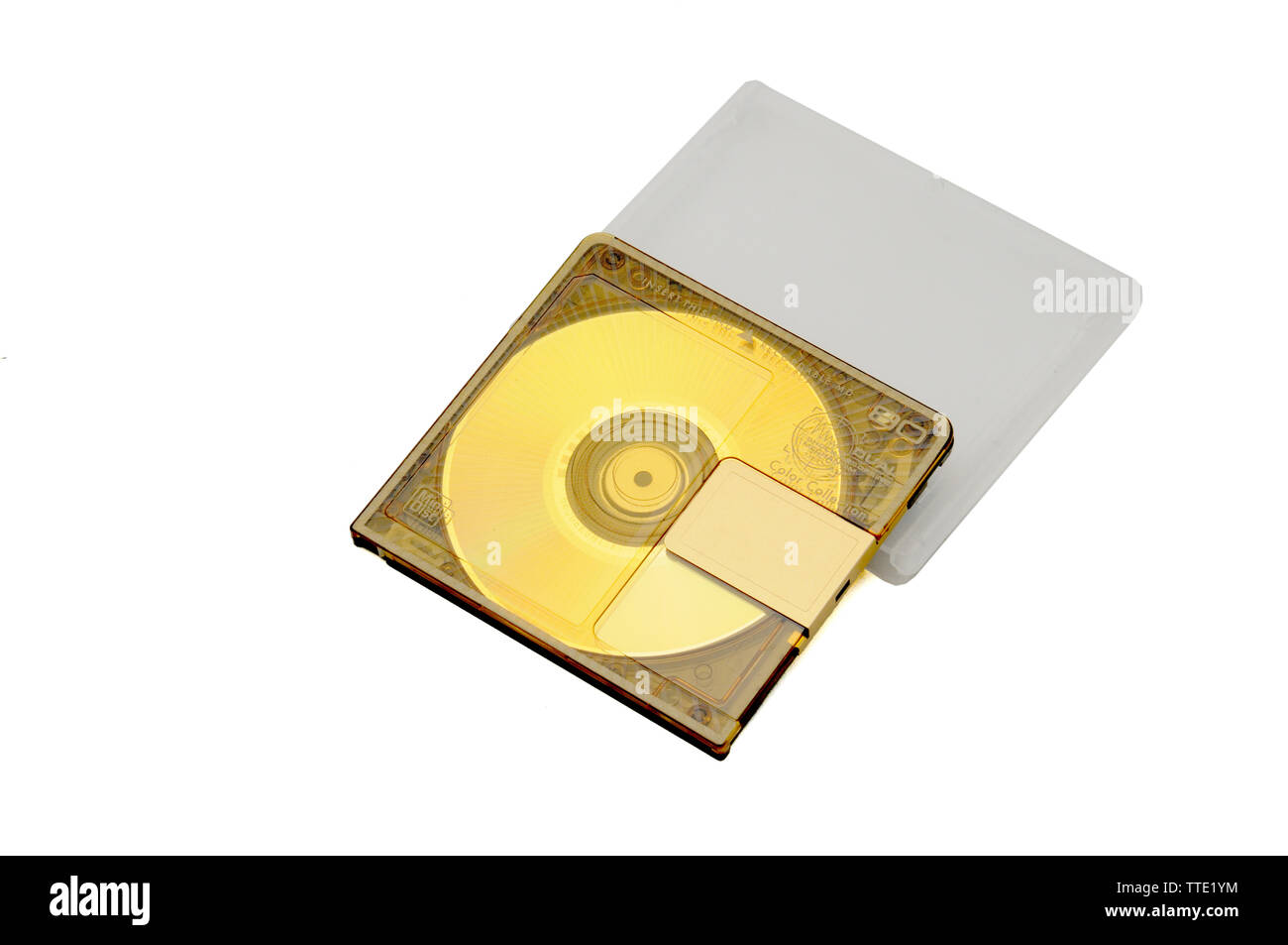 Riscrivibile Compatto Mini Disc- MD per la registrazione digitale rilasciato in 90s isolato su un fondo bianco. Foto Stock