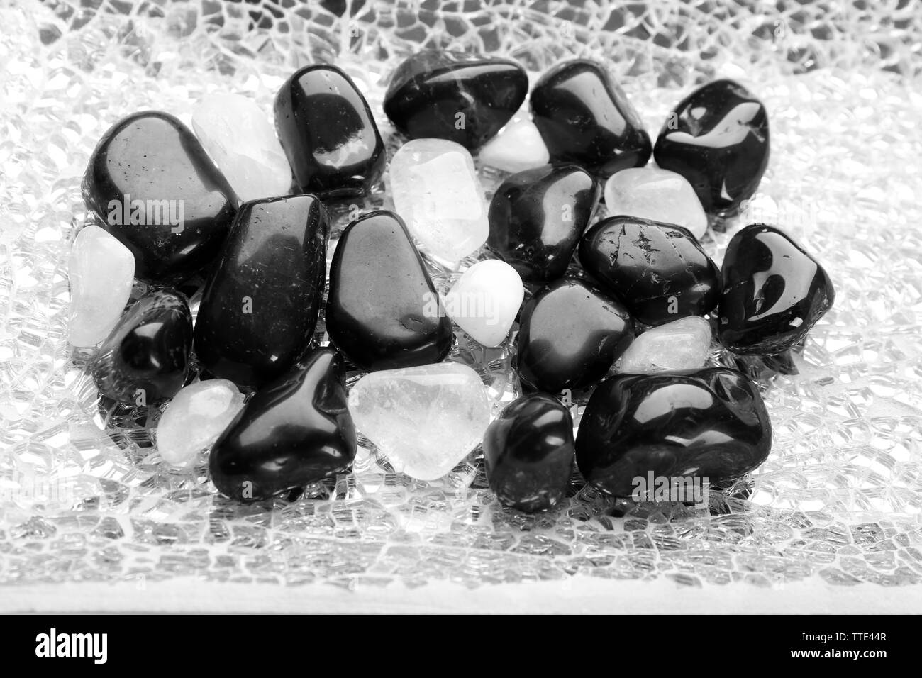 Belle pietre minerali sulla superficie di vetro Foto Stock