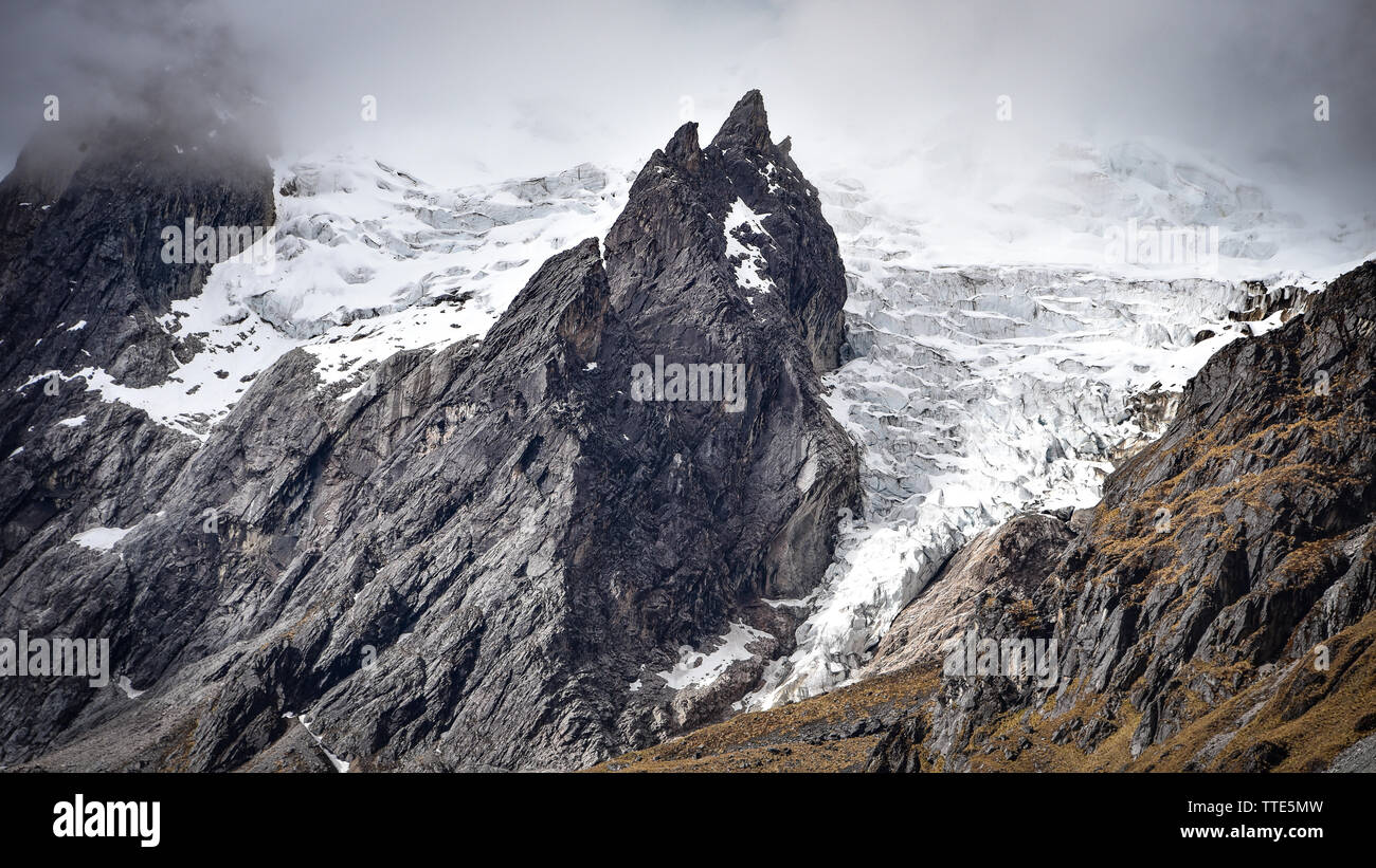 Aspre vette e glaciars nella valle Quesqa, Cusco, Perù Foto Stock