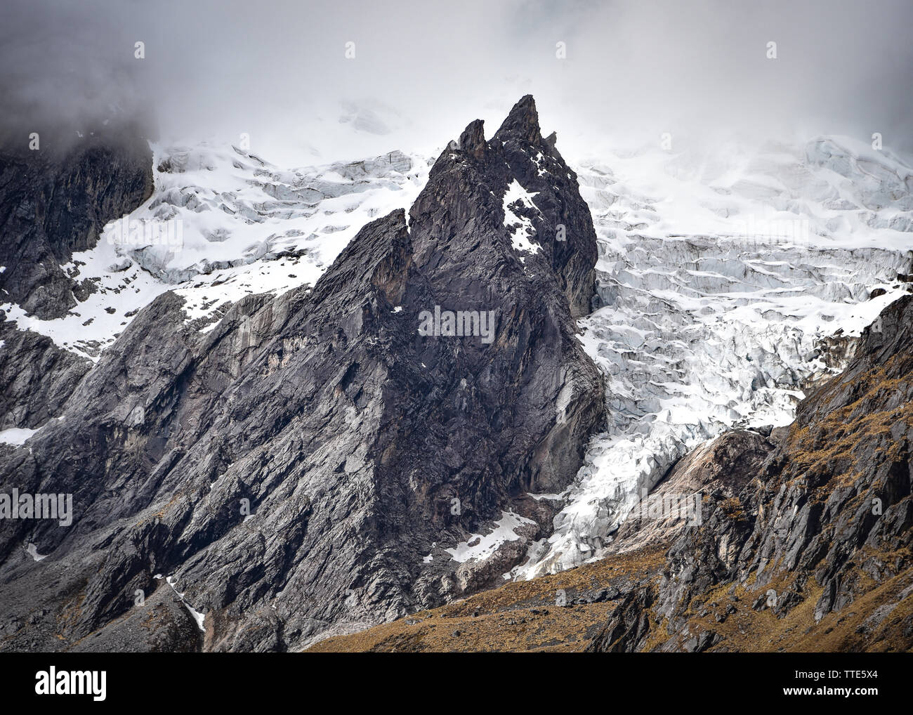 Aspre vette e glaciars nella valle Quesqa, Cusco, Perù Foto Stock