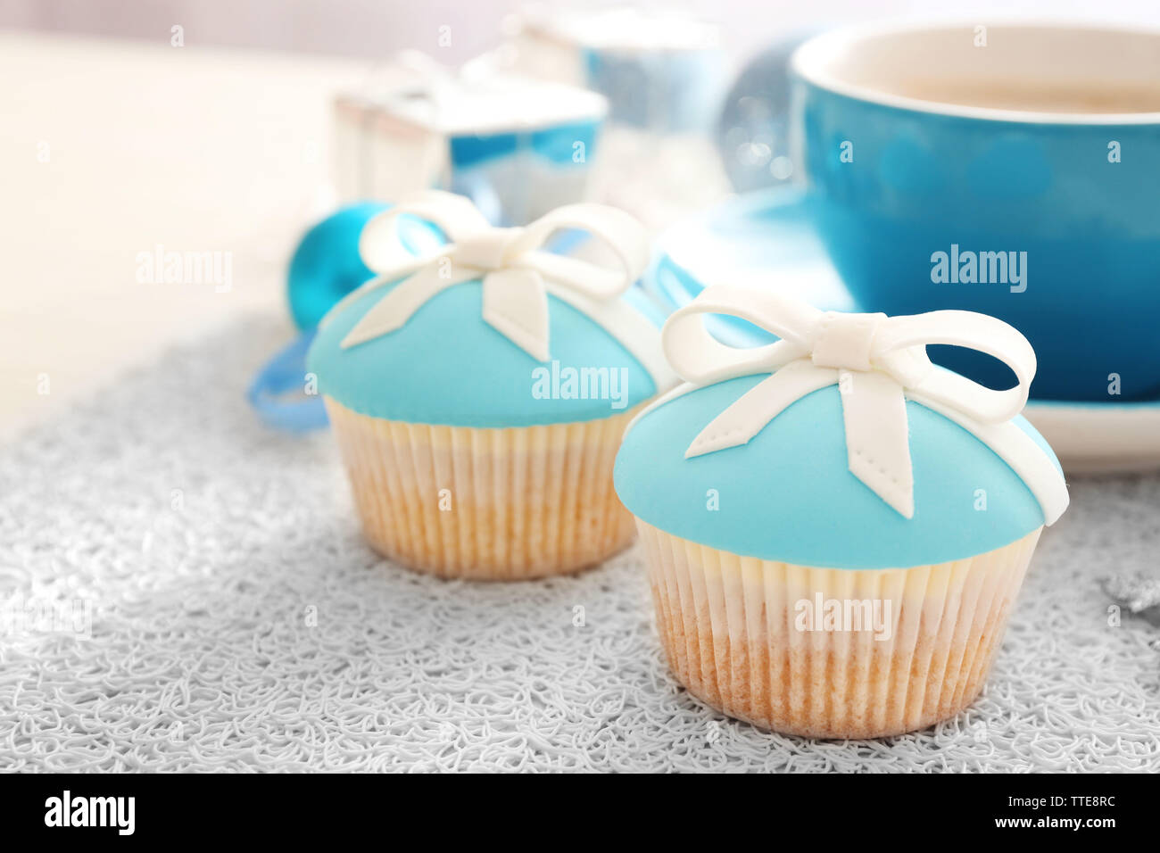 Gustosi tortini con archetto, tazza di caffè e giocattoli di Natale sul colore di sfondo in legno Foto Stock