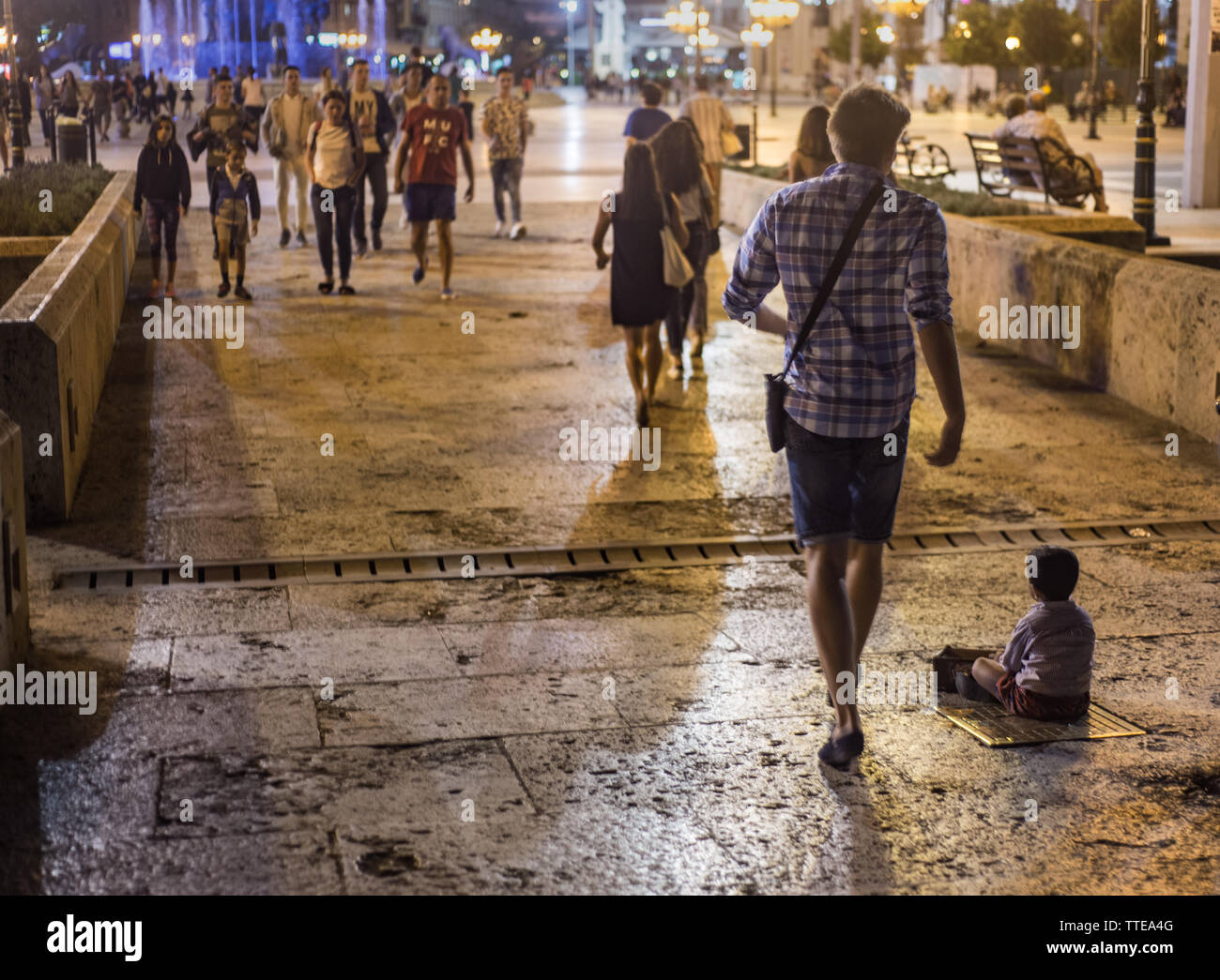 SKOPJE, MACEDONIA-agosto 28,2018:bambino per l'accattonaggio denaro a tarda notte sul ponte in pietra,vicino alla piazza principale di Skopje. Foto Stock