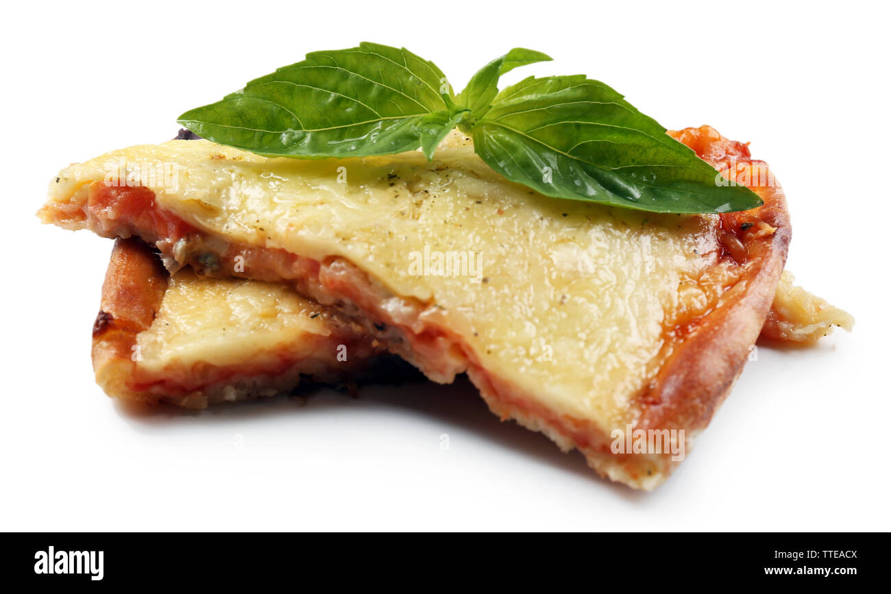Gustose fette di pizza con basilico isolato su bianco. Foto Stock
